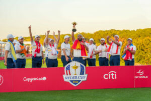 Jon Rahm levanta la Ryder Cup delante del equipo y el capitán.