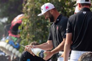 Jon Rahm volvió a demostrar este domingo por qué es uno de los grandes referentes del golf mundial. El jugador de Barrika se impuso con autoridad en el LIV Golf de México después de firmar una espléndida tarjeta de 64 golpes, siete bajo par, en la última jornada. Fue el mejor cierre posible a una semana muy sólida, siempre en control y rematada con una actuación de campeón en el momento decisivo.
