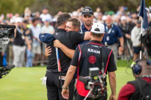 Jon Rahm abraza a DeChambeau tras caer en el desempate en Sudáfrica.